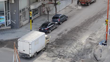 Ciudad-Cerca-De-La-Intersección-De-La-Esquina-Con-Luz-Verde