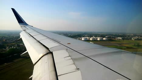 Flugzeug-Landet-Auf-Dem-Internationalen-Flughafen-Soekarno-Hatta-CGK,-Indonesien,-6°06&#39;57