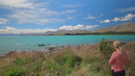 Chica-Mira-El-Lago-De-Montaña-Azul-Turquesa-En-Un-Día-Ventoso