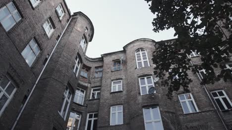 Blick-Vom-Innenhof-Des-Backstein-Wohnhauses