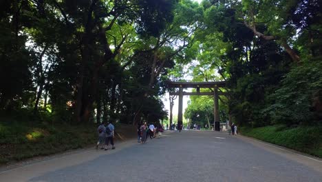 Torii,-Una-Puerta-Japonesa-Tradicional-En-La-Entrada-Del-Santuario-Sintoísta-Meiji-Ubicado-En-Shibuya,-Japón