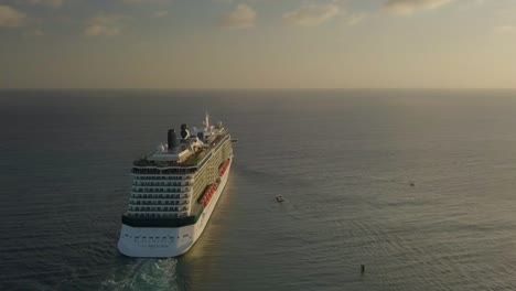 Vista-Aérea-Del-Crucero-Navegando-Hacia-El-Gran-Océano-Azul