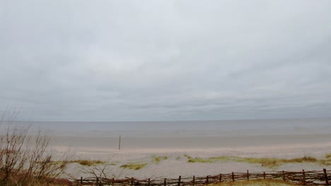 Neigungsverschiebung-Vom-Sand-Zum-Horizont-Der-Ostsee-In-Lettland-Im-Herbst,-November