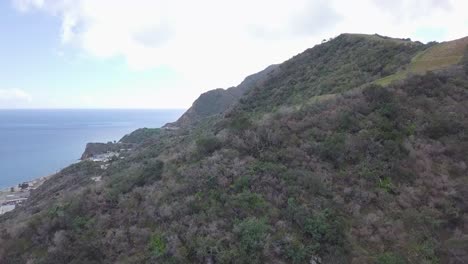 Beim-Hochfliegen-Wird-Ein-Riesiger-Berg-Auf-Der-Insel-Catalina-Sichtbar