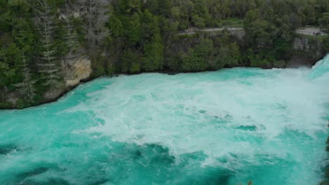SlowMo---Luftdrohne-Schwenkt-Weitwinkelaufnahme-Der-Huka-Wasserfälle,-Neuseeland
