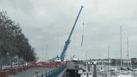 Grúa-Colocándose-En-Posición-Para-Sacar-Los-Barcos.