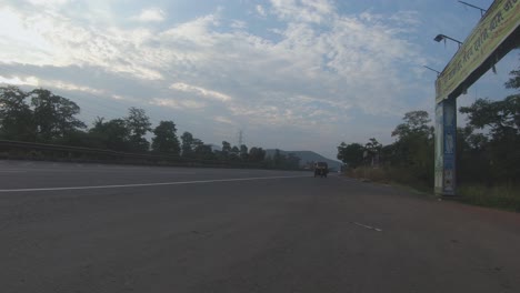 Indische-Auto-Rikscha-Haltestelle-Mit-Einem-Passagier,-Der-In-Einer-Auto-Rikscha-Auf-Der-Autobahn-Unterwegs-Ist