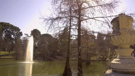 Glatte-Pfanne-Mit-Blick-Auf-Teich-Und-Brunnen-Im-Retiro-Park,-Madrid