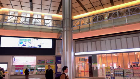 Menschen-Im-Marunouchi-Eingang-Ausgang-Des-Tokioter-Bahnhofs
