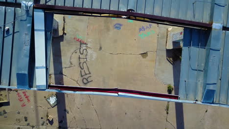 Vogelperspektive-Einer-Verlassenen-Und-Verlassenen-Tankstelle-Mit-Obszönen-Graffiti