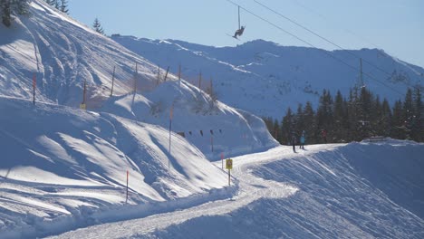 Skigebiet-In-Den-Schweizer-Alpen-Mit-Personen--Und-Sesselbahnen-Im-Winterskigebiet-Beckenried
