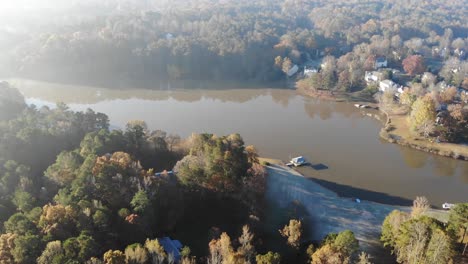 Kennesaw-Mountain-Visto-Desde-Woodstock-Georgia-Sobre-Un-Lago-De-Barrio