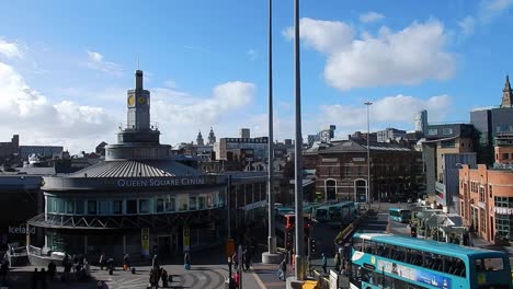 Vista-Por-Encima-De-La-Terminal-De-Autobuses-De-La-Calle-Liverpool-Paradise-Al-Horizonte-De-La-Ciudad-En-Un-Día-Soleado