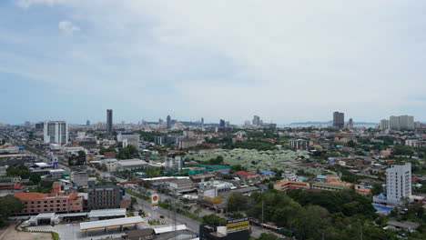 Pattaya-Thailand---Ca.-Zeitrafferansicht-Von-Oben-Auf-Die-Stadt-Pattaya-Mit-Dem-Geschäftigen-Fließenden-Verkehr-Und-Den-Wolkenkratzern-Im-Hintergrund