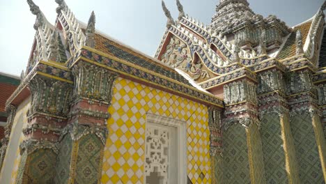 Puesta-De-Sol-Cerca-Del-Templo-En-Bangkok,-Tailandia