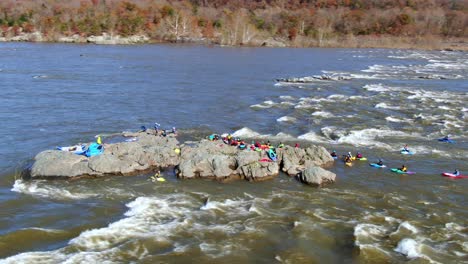 Playboating,-Kajakfahren-Auf-Einem-Wilden-Fluss,-Freestyle-Wildwasserkajakfahren-Und-Kanufahren