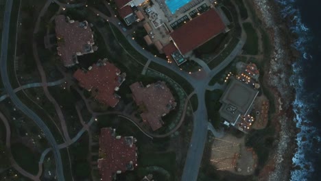 Cámara-De-La-Tarde-Vista-De-Drones-Desde-La-Costa-Y-Su-Vida-En-Palos-Verdes-Estates,-California