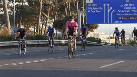 Ciclistas-Después-De-Escalar-La-Curva-Del-Hospital-Durante-La-Gira-Ciclista-De-Ciudad-Del-Cabo