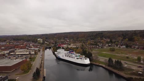 Imágenes-De-Drones-Que-Se-Elevan-Lejos-Del-Chi-cheemaun-Mientras-Está-Acoplado-En-Owen-Sound,-Ontario