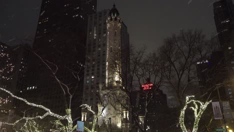 Nahaufnahme-Des-Berühmten-Historischen-Wahrzeichens-Des-Wasserturms-Während-Eines-Wintersturms-In-Der-Nacht-4k