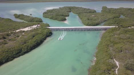 Ausflugsboot-Und-Boca-Paila-Brücke