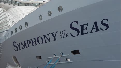 Symphonie-Der-Meere-Schiffslogo-Im-Hafen-Von-St.-Kitts