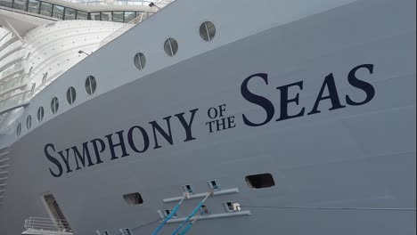 Sinfonía-Del-Logotipo-Del-Barco-De-Los-Mares-En-El-Puerto-De-St-Kitts