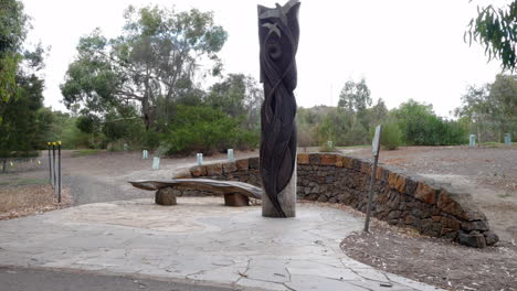 Gran-Escultura-De-Madera-Aborigen-En-Un-Poste