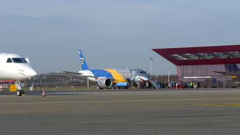 El-Nuevo-Embraer-E-190-E2-Con-Librea-De-&quot;tiburón&quot;-En-La-Plataforma-De-Aviación-General-De-Schiphol-Este-En-Amsterdam