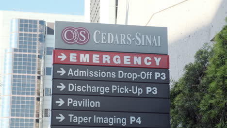 Krankenhausvorstand-Des-Cedars-Sinai-Medical-Center-Mit-Listen-Der-Einrichtungen-In-Los-Angeles