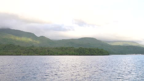 El-Amanecer-Sobre-Una-Isla-Tropical-Exuberante-En-Filipinas-Frente-Al-Océano-Pacífico-Cuesta-4k