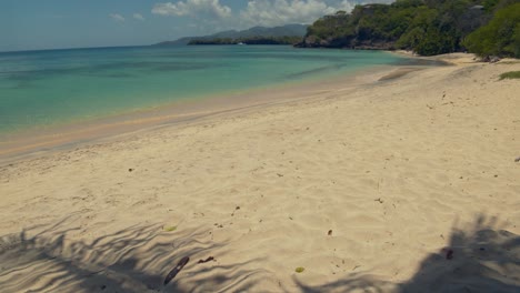 Ein-Weißer-Sandstrand-Zum-Entspannen-Auf-Der-Karibikinsel-Grenada