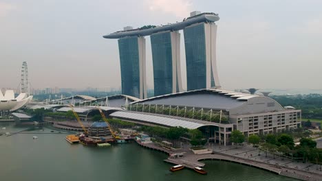 Toma-Aérea-De-Establecimiento-Del-Hotel-Marina-Bay-Sands-Y-Del-Museo-De-Ciencias-Del-Arte,-Singapur