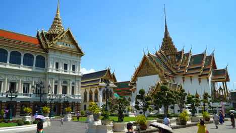 Bangkok-Tailandia---Alrededor-Del-Gran-Palacio-En-Bangkok,-Lapso-De-Tiempo-De-Movimiento-De-Los-Turistas-Que-Visitan-El-Sitio-Histórico