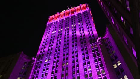 New-York-City-Gebäude-Zum-Valentinstag-Beleuchtet