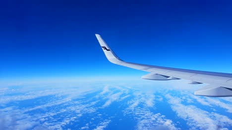 Finnair-Flugzeugflügel,-Cirrus-Uncinus-Blauer-Himmel,-Urlaubsmodus