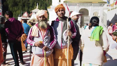 Heiliger-Am-Eingangstor-Des-Gangotri-Tempels-Gangotri-Dham,-Auf-Einer-Höhe-Von-3.100-Metern-Auf-Dem-Himalaya-Gebirge-In-Uttarkashi,-Uttarakhand-Gelegen,-Nimmt-Einen-Ganz-Besonderen-Platz-Im-Herzen-Der-Hindus-Ein