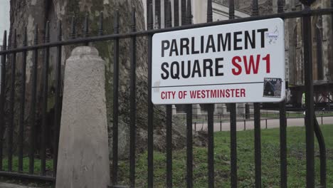 Menschen,-Die-Am-Straßenschild-Parliament-Square-In-Der-Nähe-Der-Westminster-Abbey-In-London-Vorbeigehen