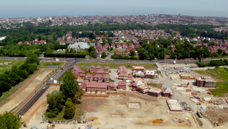 Vuelo-Aéreo-A-Través-Del-Desarrollo-De-Viviendas-Redrow,-Las-Calles,-En-Herne-Bay,-Kent