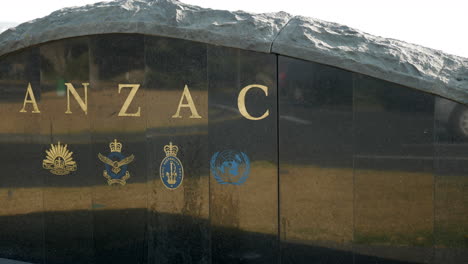 Anzac-Denkmal-In-Torquay,-Victoria,-Australien.-Schwenk