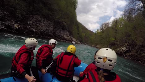 Hombre-Frente-Al-Bote-De-La-Balsa-Explicando-A-Una-Chica-Sentada-A-Su-Lado-Mientras-Hace-Rafting-En-El-Río---Punto-De-Vista-Del-Remero