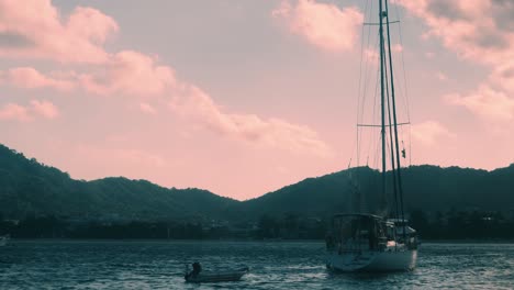 Toma-Panorámica-De-Velero-Navegando-En-El-Mar-En-Tailandia