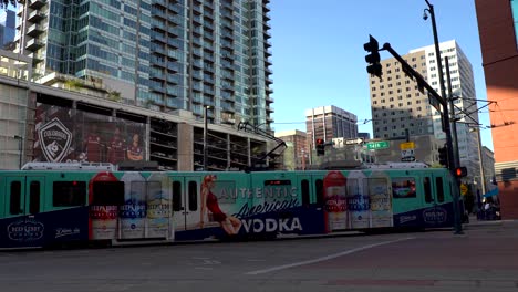 Stadtbahn-überquert-Die-Straße-In-Der-Innenstadt-Von-Denver