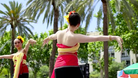 Zwei-Schöne-Thailändische-Mädchen-Tanzen-In-Einer-Ausstellung-Im-Freien