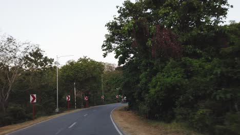 Wegfahren-Blick-Auf-Eine-Ländliche-Straße-Auf-Den-Philippinen