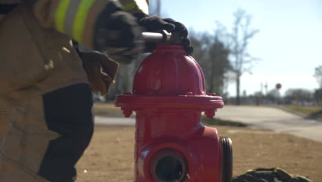 Ein-Feuerwehrmann-Bereitet-Einen-Hydranten-Vor,-Um-Einen-Feuerlöscher-Zur-Brandbekämpfung-Daran-Anzuschließen