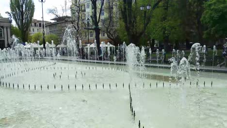 Fuente-De-Agua-En-El-Parque-De-La-Ciudad