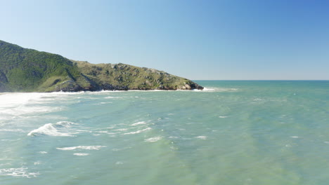 Panorama-Luftaufnahme-Von-Wellen-Mit-Türkisfarbenem-Wasser-Am-Strand-Lagoinha-Do-Leste,-Florianopolis,-Santa-Catarina,-Brasilien
