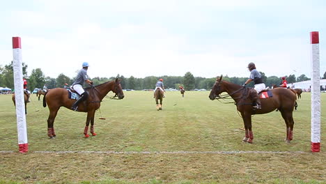 Jugadores-De-Polo-A-Caballo-Anotando-Un-Punto