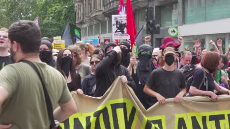 Marcha-Antifa-Para-Protestar-Contra-Tommy-Robinson-En-Londres,-Reino-Unido